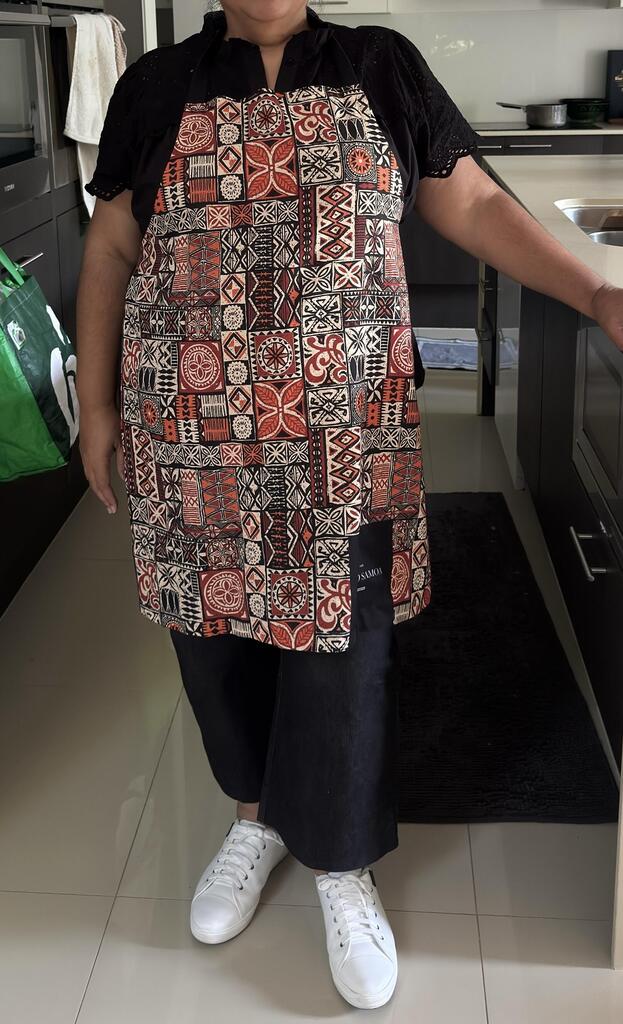 Black Elei print apron by Colorway, one size, suitable for AU, NZ, and USA, featuring a stylish and functional design.